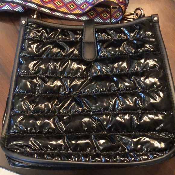 🍐 Puffy lightweight nylon messenger bag, wide abstract strap, gold tone clip - Picture 3 of 15